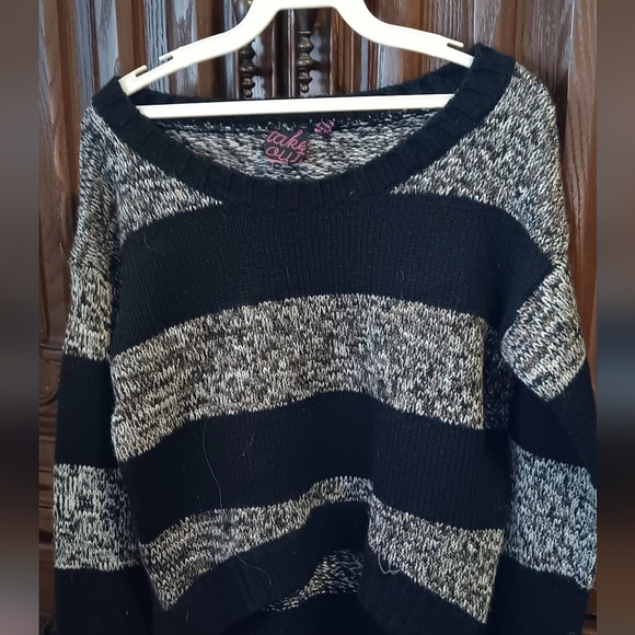 Ladies cropped nwot gray and black sweater - Picture 1 of 5
